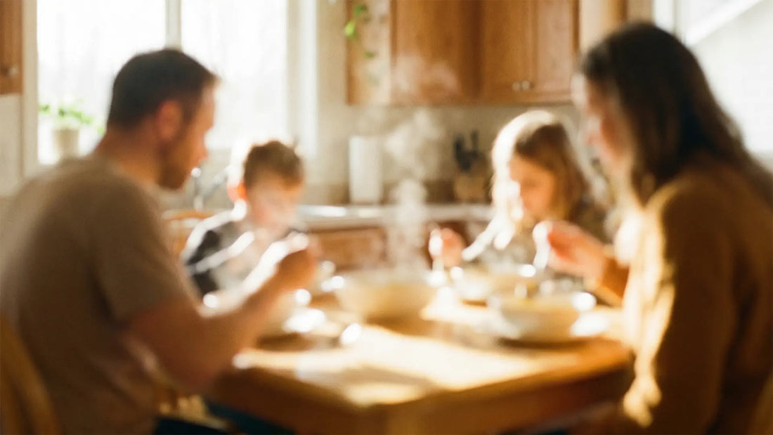 Familie savurând o cină caldă cu ciorbă de burtă Moromete acasă, pregătită rapid și fără stres