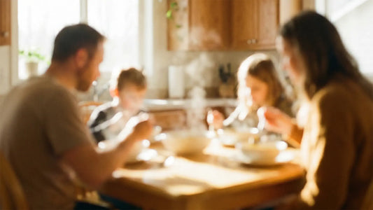Familie savurând o cină caldă cu ciorbă de burtă Moromete acasă, pregătită rapid și fără stres