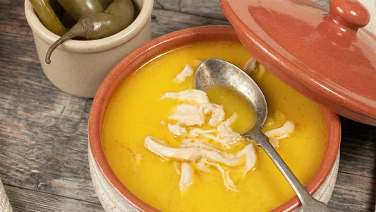 Ciorbă de burtă Moromete cu culoare aurie naturală, obținută din infuzie de morcovi în untură de vită, servită în vas de lut cu ardei iute