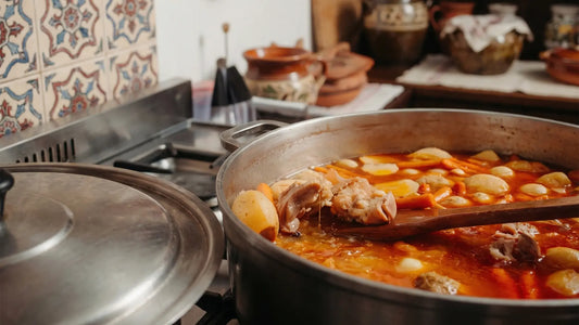 Supă de oase de vită bone broth fiartă lent în oală mare pe aragaz, baza bogată în colagen pentru ciorba de burtă Moromete